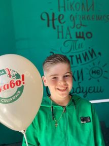 Логотип theЦікаво, дитяча перукарня та сімейна студія краси м. Київ