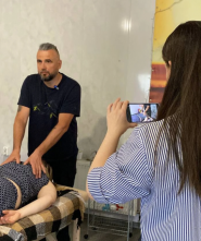 М'ята спина, масажист фото