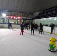 Льодовий майданчик, розважальний центр фото