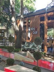 Мини Гольф, кафе, площадка для игры в мини-гольф фото