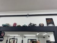 The One, чоловіча перукарня фото