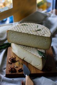 Mozzarella fresca, продуктовий магазин фото