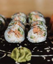 Tsunami Sushi, суші-бар фото