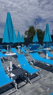 Вишня, альтанки біля озера фото