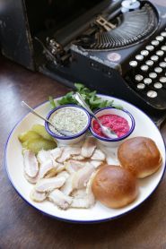 Кінь у протигазі, ресторан фото