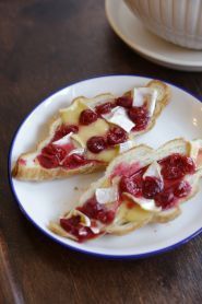 Кінь у протигазі, ресторан фото