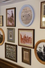 Кінь у протигазі, ресторан фото