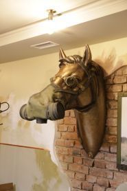 Кінь у протигазі, ресторан фото