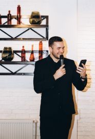 Ведущий Дмитрий Калашников фото