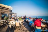 Santorini, кафе на березі моря фото