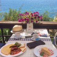 Santorini, кафе на березі моря фото