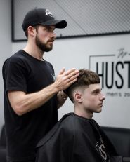 The Hustle men’s zone, чоловіча перукарня фото
