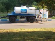 Пересувний пункт продажу питної води на Жасминовому бульварі фото