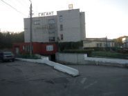 Гігант, крита автостоянка фото