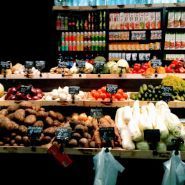 Фруктова лавка, магазин овочів і фруктів фото