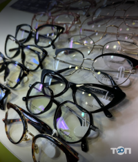 Офтальмологічні клініки та магазини окулярів Crystal фото