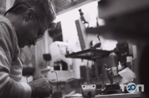 Офтальмологічні клініки та магазини окулярів Майстерня з ремонту та виготовлення окулярів фото