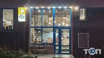 Bookshop Cafe, книгарня фото