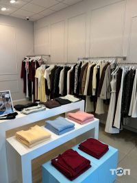 Магазини одягу та взуття MUST HAVE фото