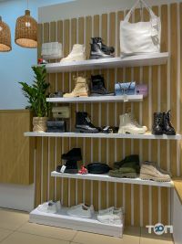 Магазини одягу та взуття Vesna фото