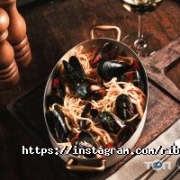 Риба пила, рибний ресторан фото