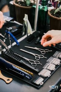 Барбершопи та перукарні 98 фото