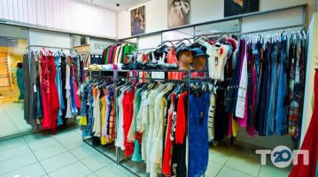 Магазини одягу та взуття Bessini фото