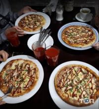 Доставка пиццы, суши и обедов Домовая кухня фото
