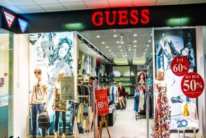 Магазини одягу та взуття Guess фото