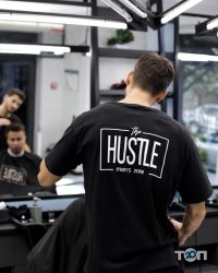 The Hustle men’s zone, чоловіча перукарня фото