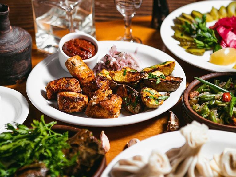 Где можно попробовать горячую кавказскую любовь на вкус: ТОП 7 заведений Запорожья с грузинской кухней